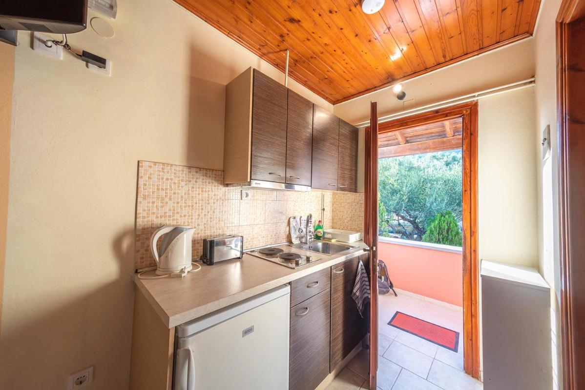 Mimosa Apartments With Pool Палеокастрица Екстериор снимка